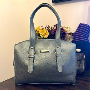 Metallic Silver Tahari EUC VEGAN LEATHER HANDBAG
Double Zip Top